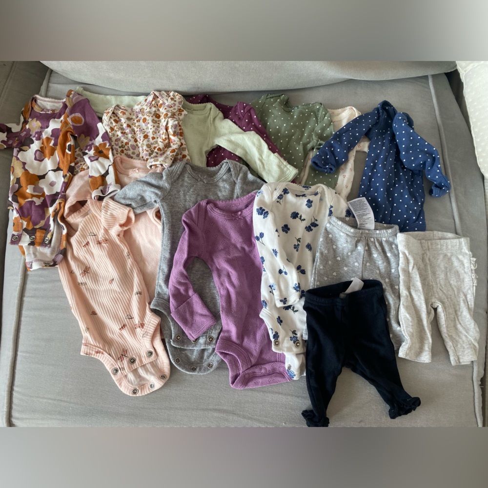 Carters girls preemie bundle in excellent condition-15 pieces